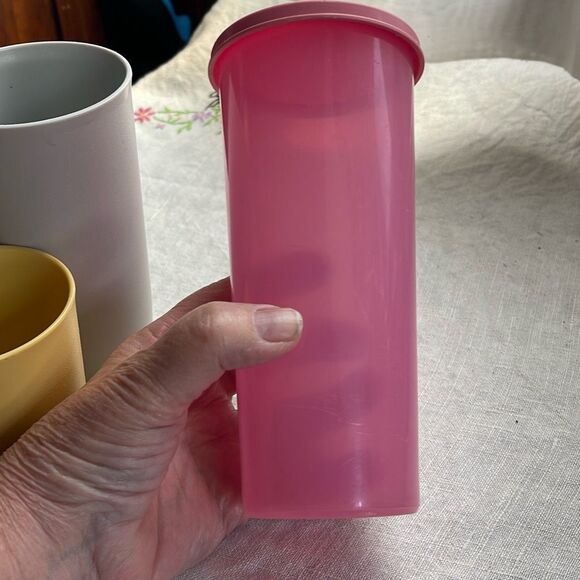 Tupperware lot of 4 assorted glasses one with lid - Picture 7 of 8